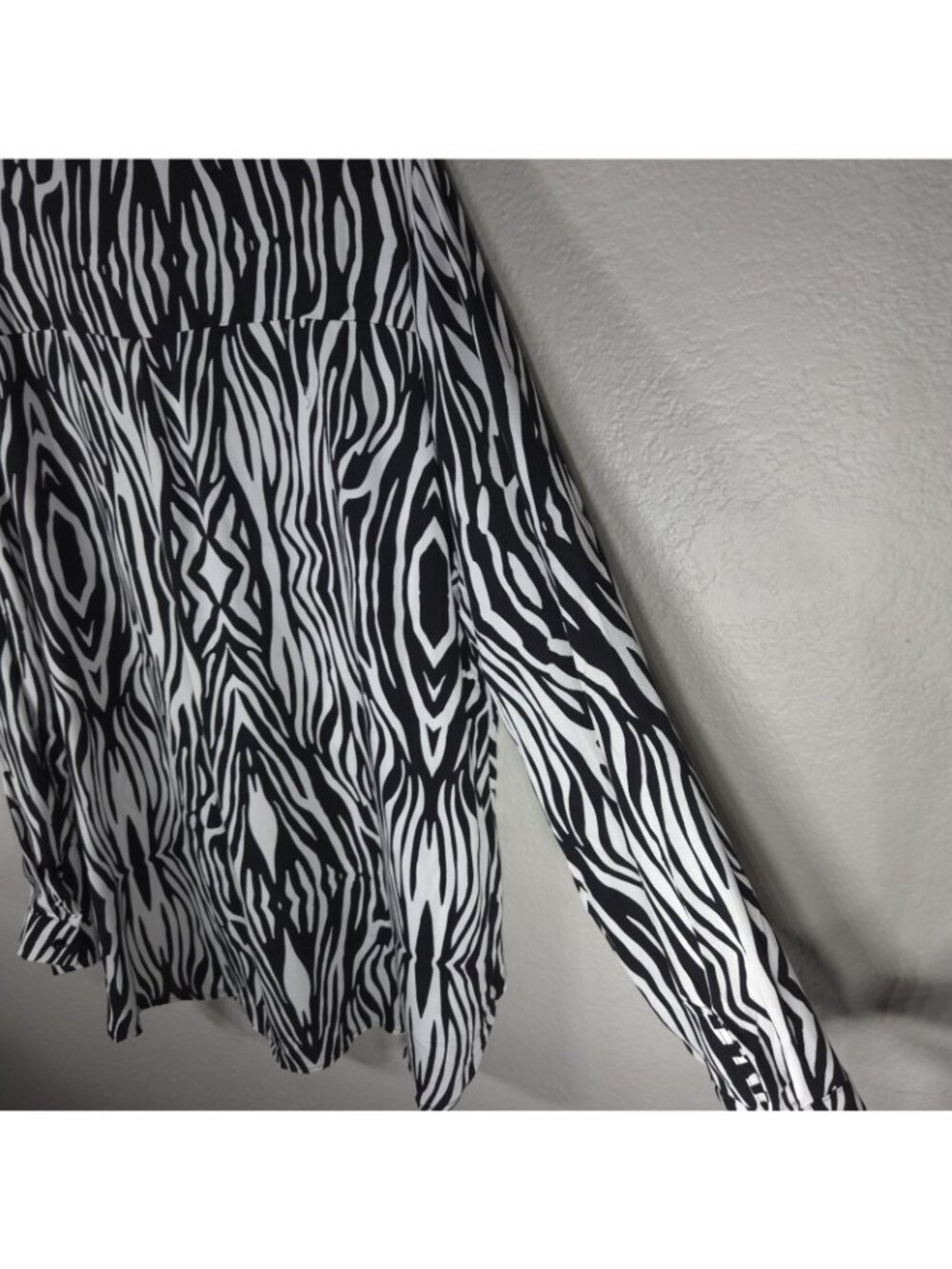 Big Dart Women Button Up Shirt 2X Long Sleeve Zebra Print High Low Black White - Picture 13 of 16